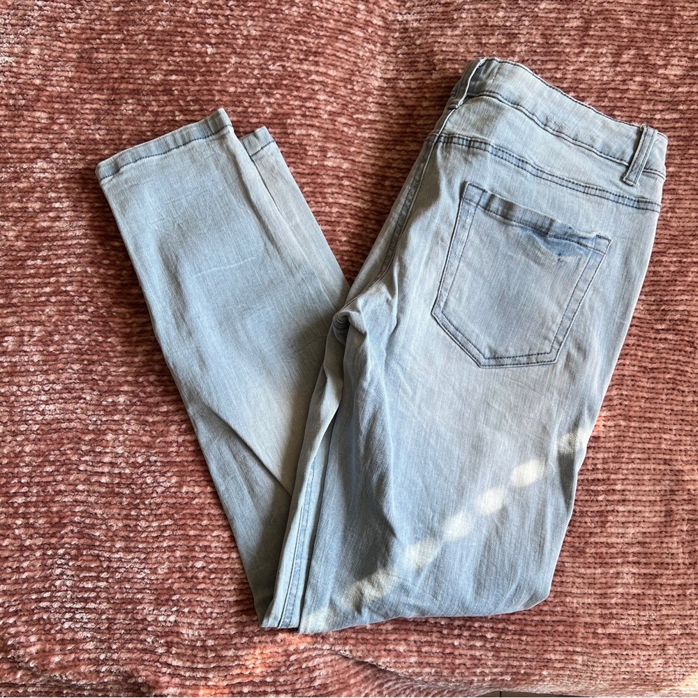 Forever 21 Skinny Torn Light Denim wash Jeans size 29